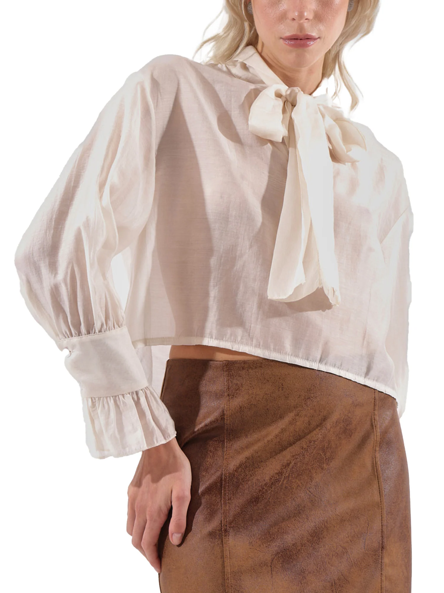 Blusa con fiocco e maniche a sbuffo burro
