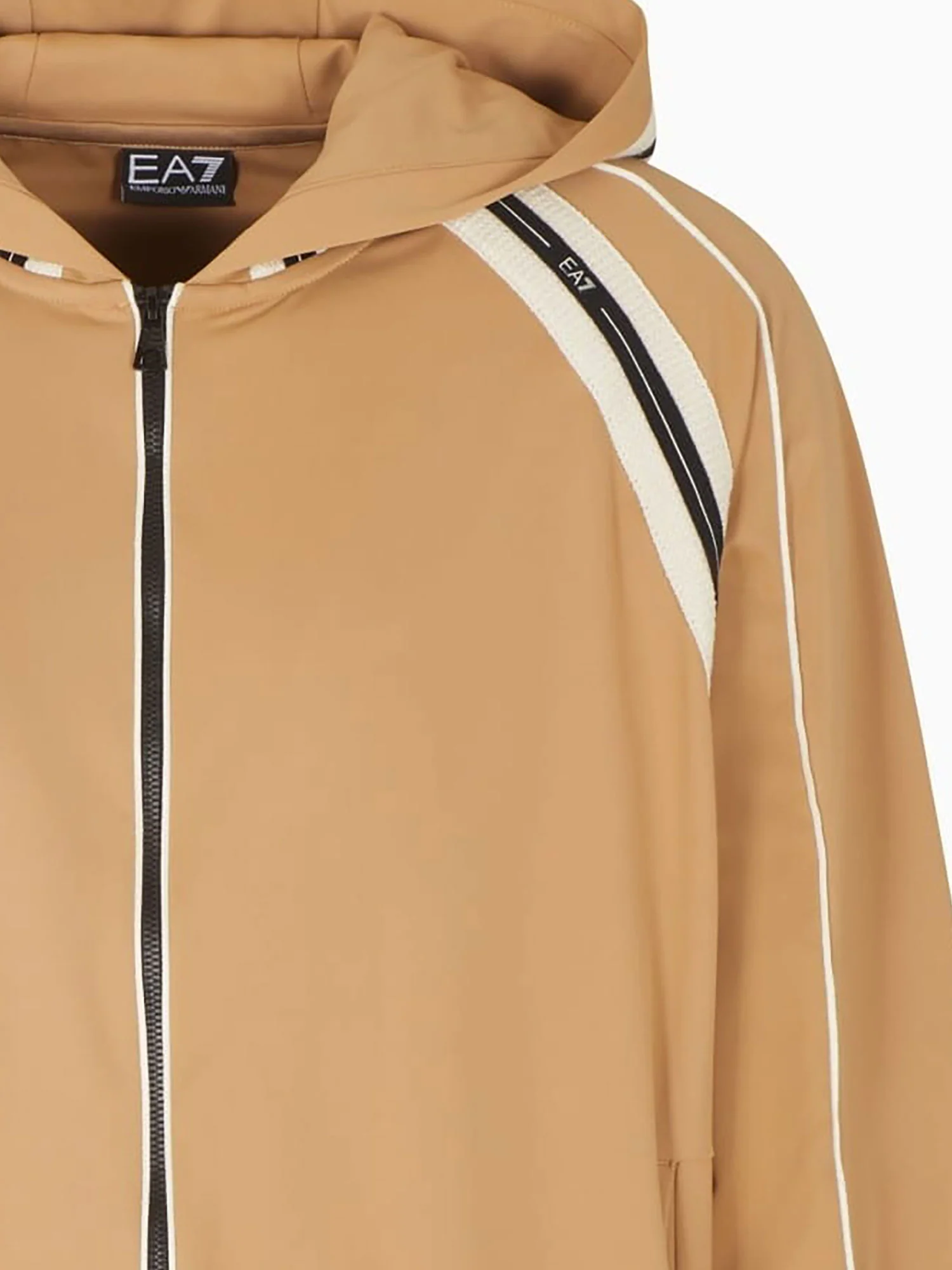 Felpa EA7 con zip nera da uomo arricchita da bande laterali e sul cappuccio con dettagli logo sabbia - Image 3