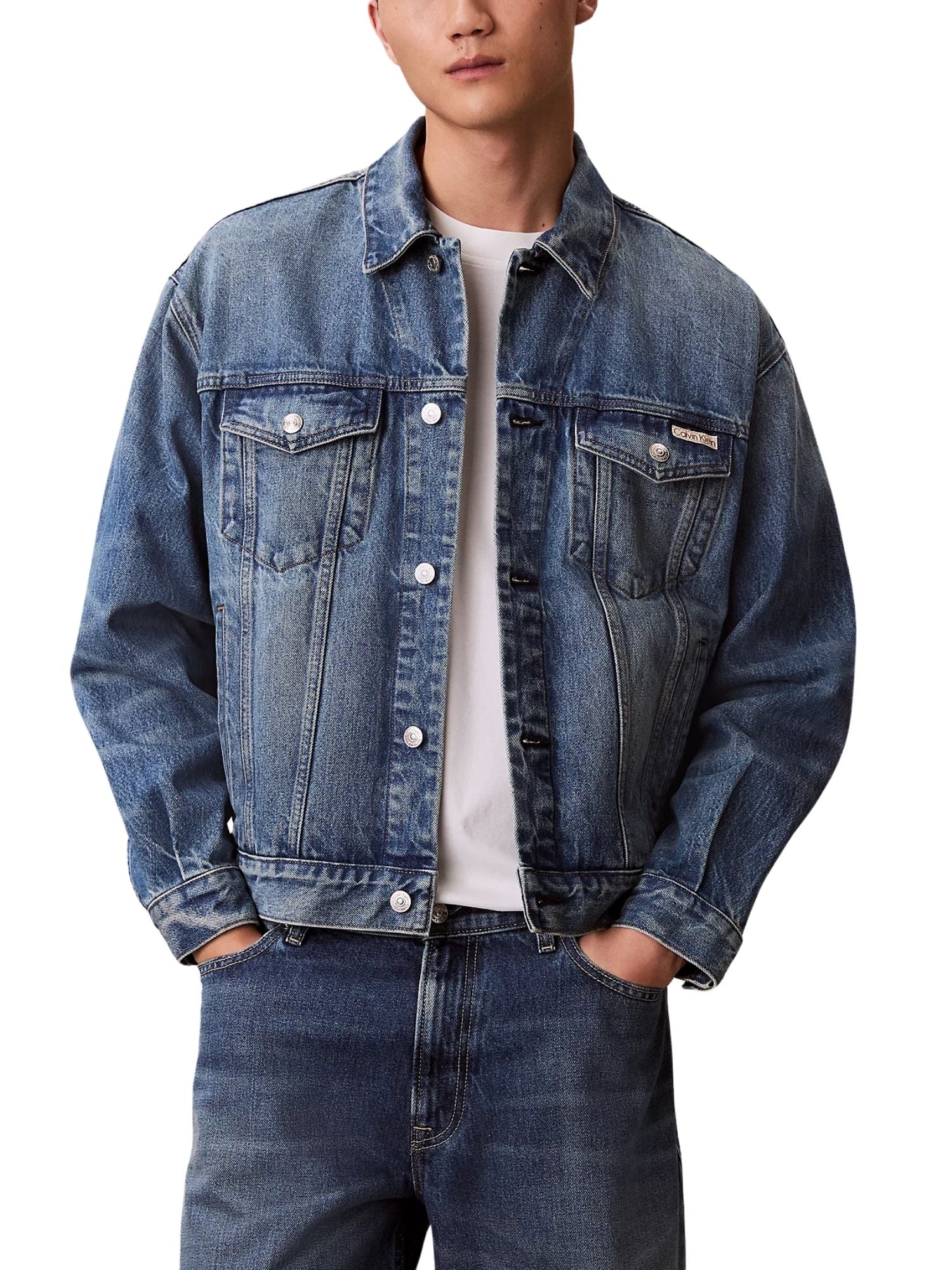 Giubbino con bottoni Calvin Klein Jeans modello trucker 90s trucker denim medio