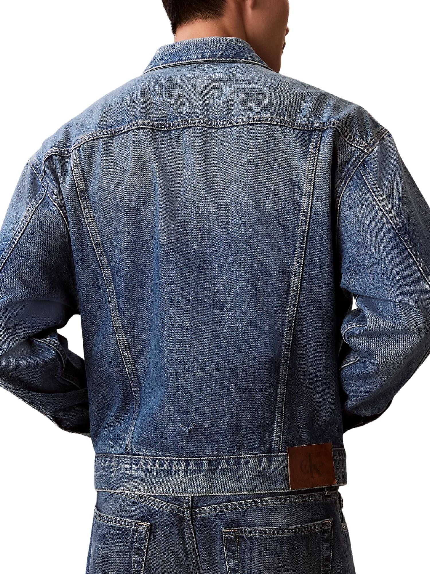 Giubbino con bottoni Calvin Klein Jeans modello trucker 90s trucker denim medio - Image 2