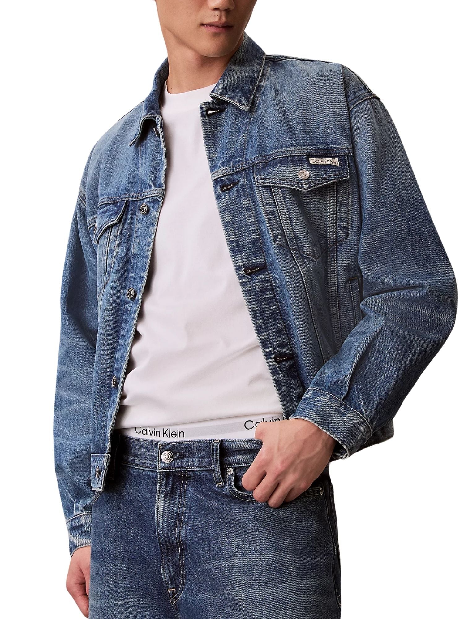 Giubbino con bottoni Calvin Klein Jeans modello trucker 90s trucker denim medio - Image 3
