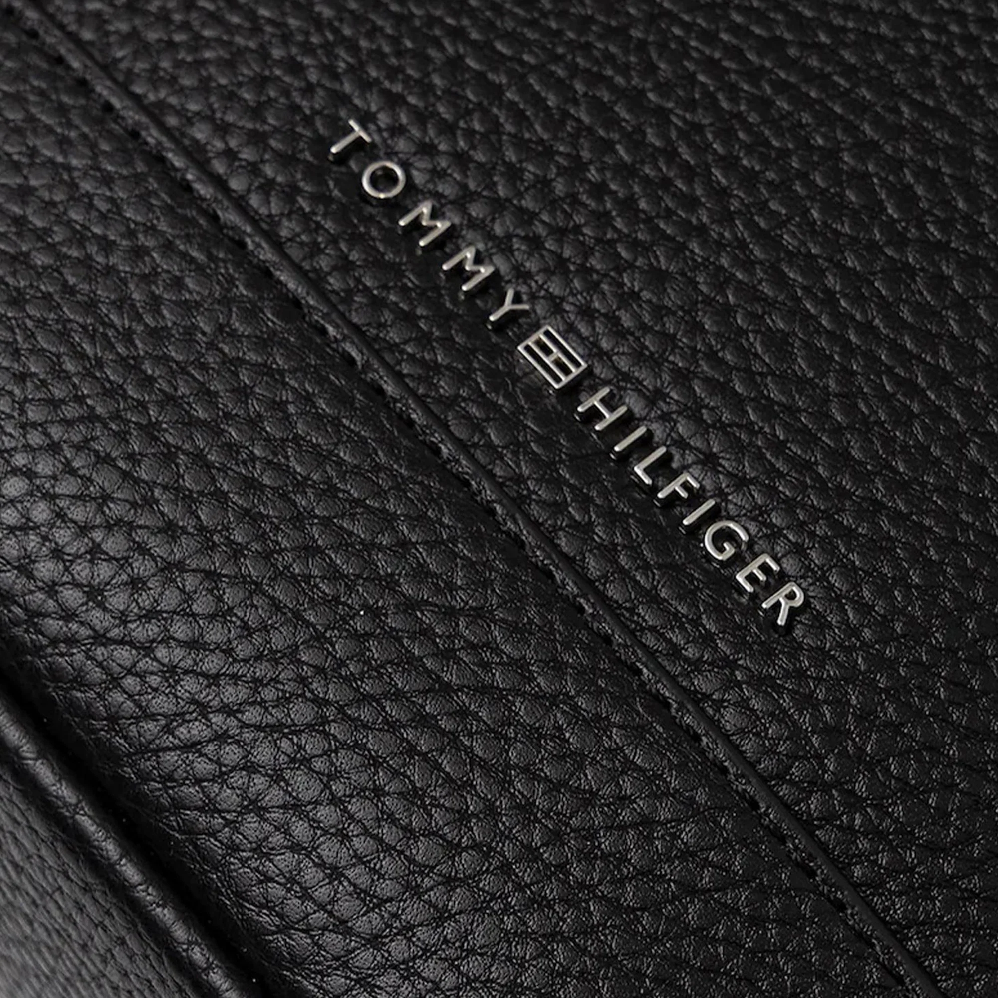 Borsello Tommy Hilfiger con logo in rilievo nero - Image 3