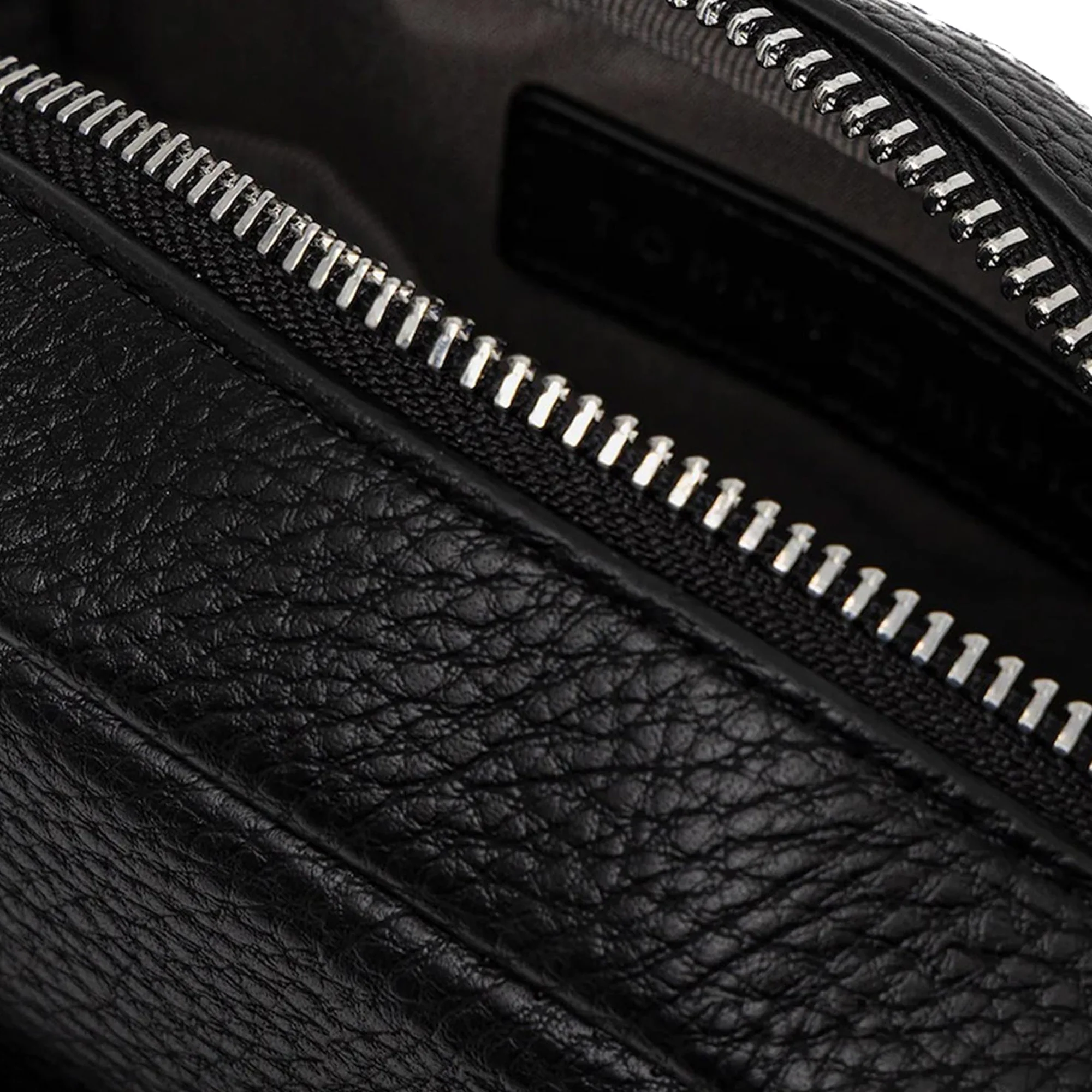Borsello Tommy Hilfiger con logo in rilievo nero - Image 4