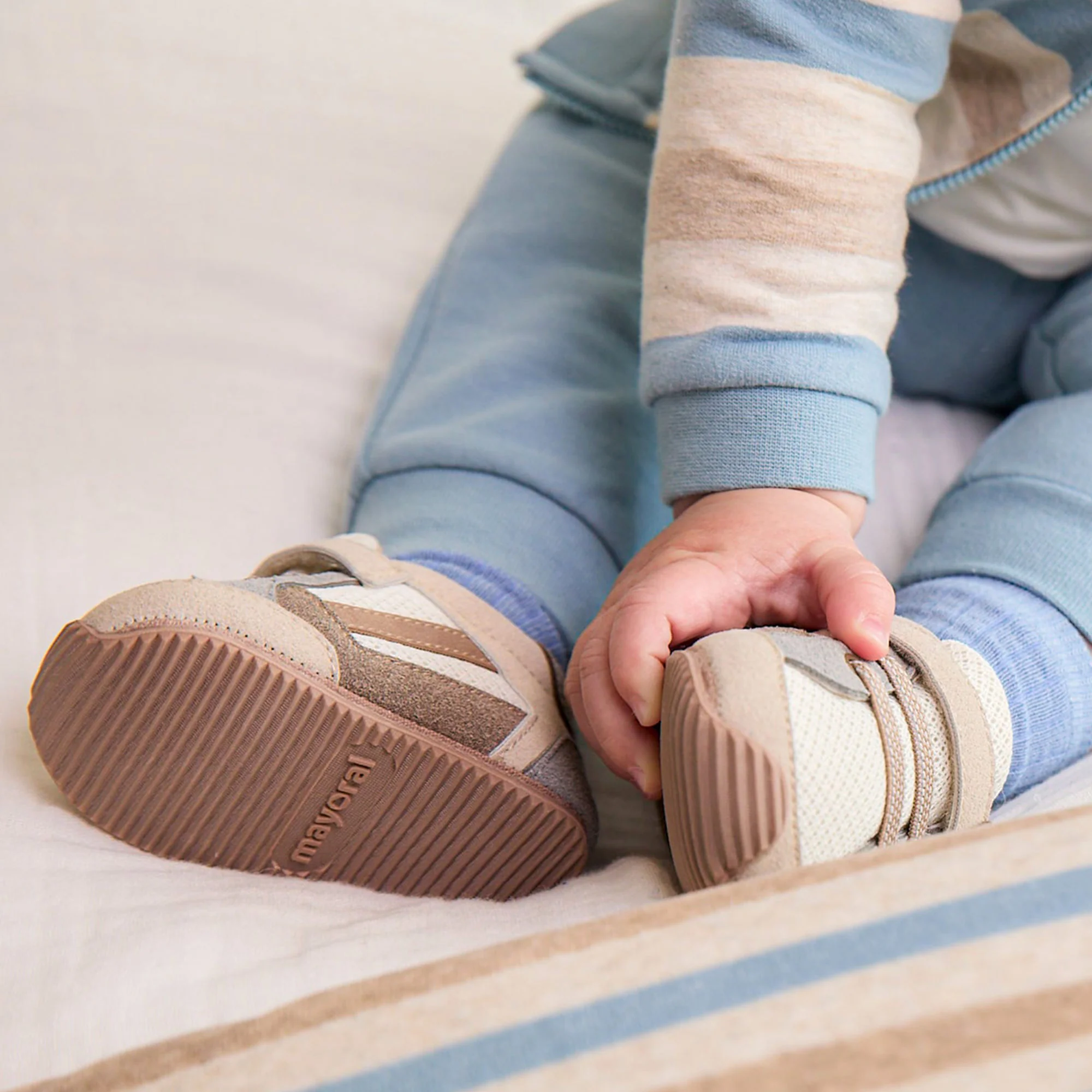 Scarpe sportive neonato con velcro e suade beige/grigio - Image 5