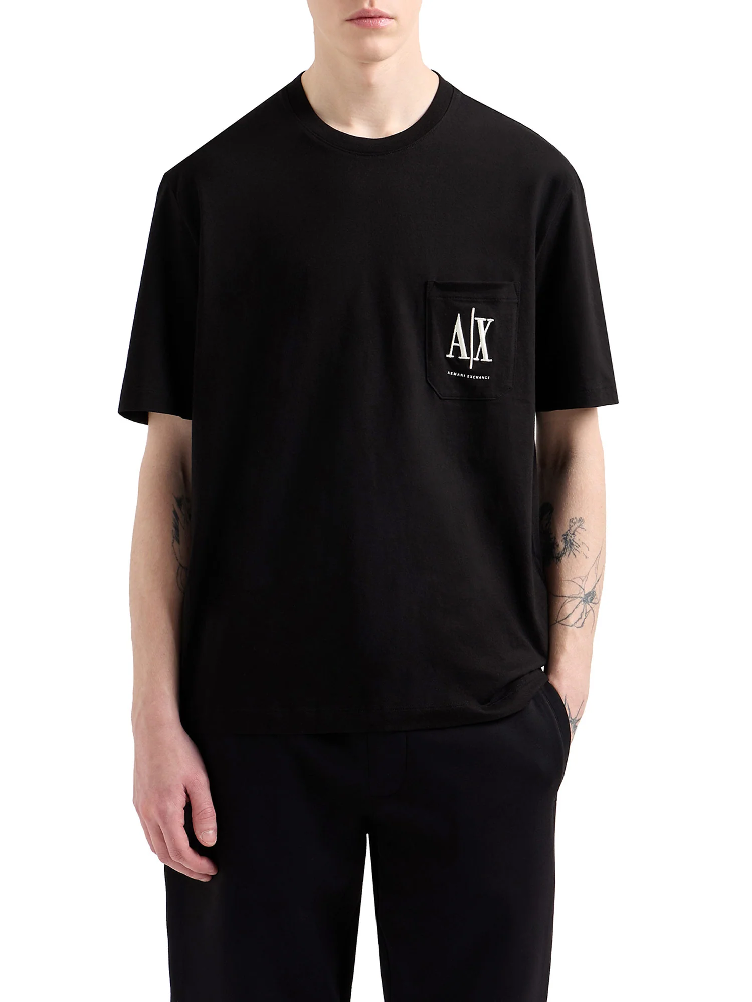 T-shirt con tasca sul petto e logo ricamato nero