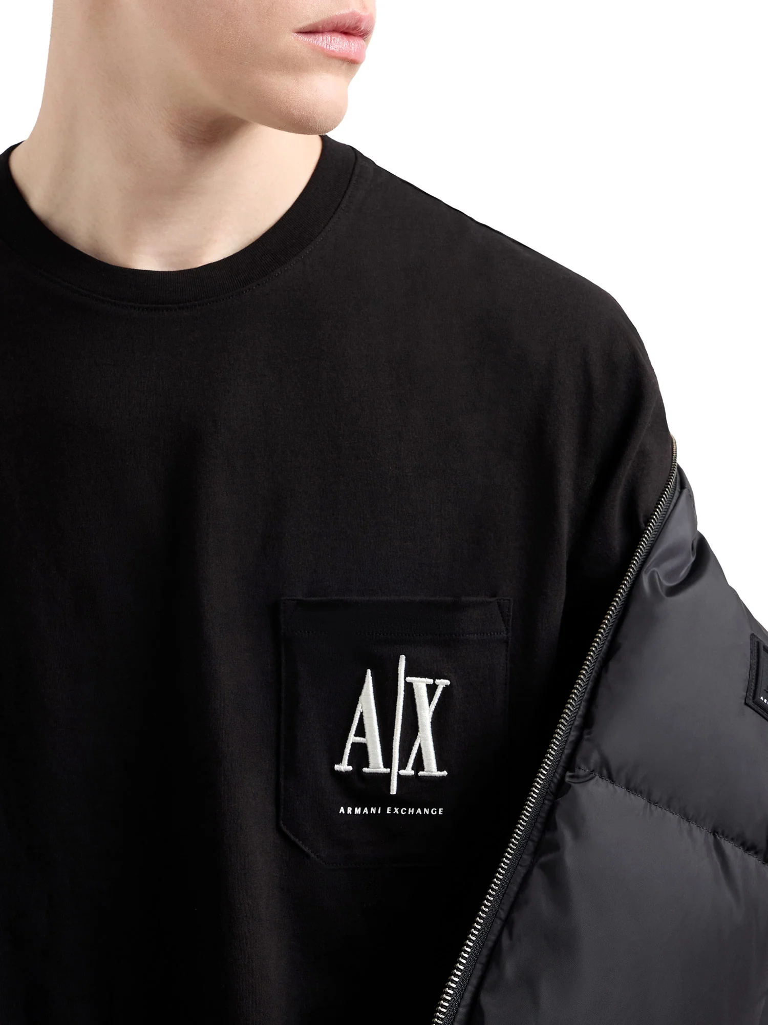 T-shirt con tasca sul petto e logo ricamato nero - Image 3