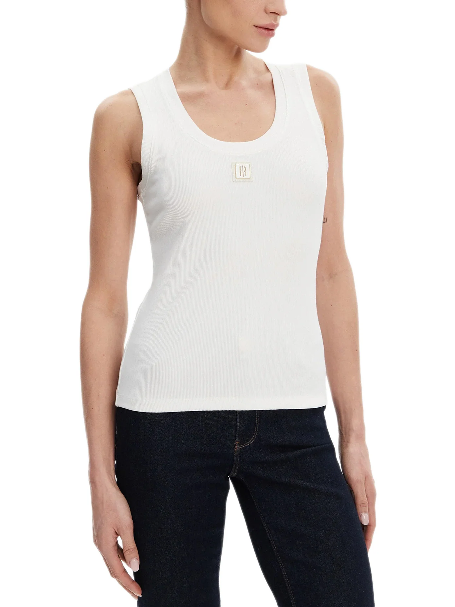 Top a costine con logo patch bianco