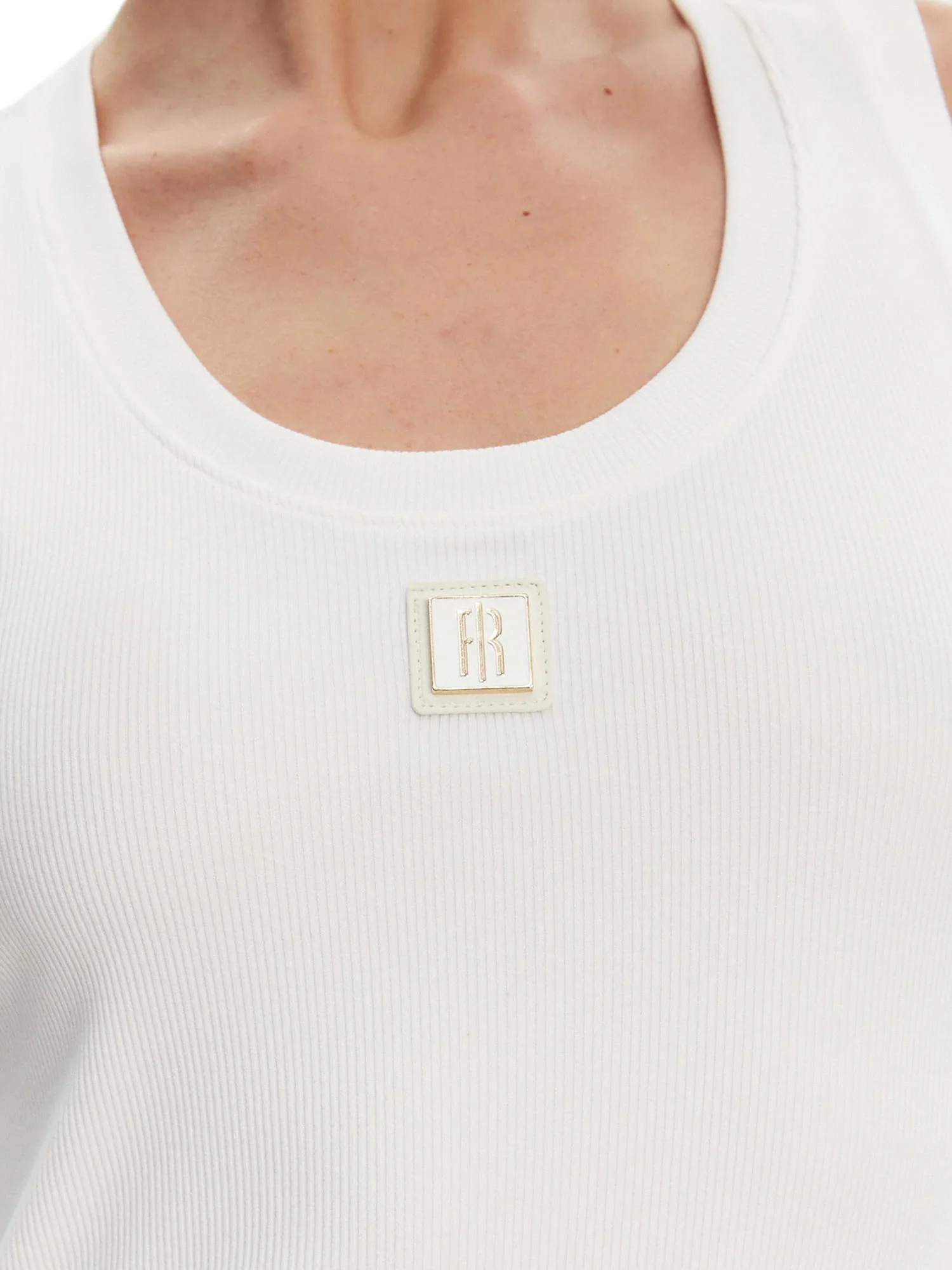 Top a costine con logo patch bianco - Image 4